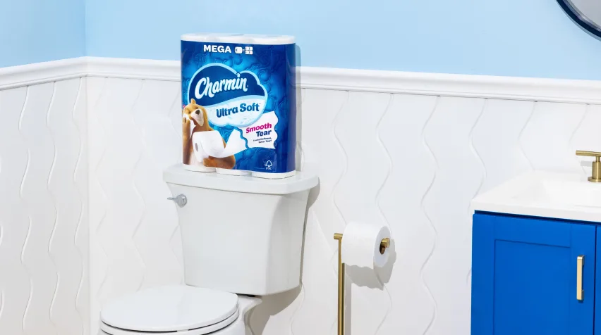 Emballage de Charmin Ultra Soft posé sur un réservoir de toilette.