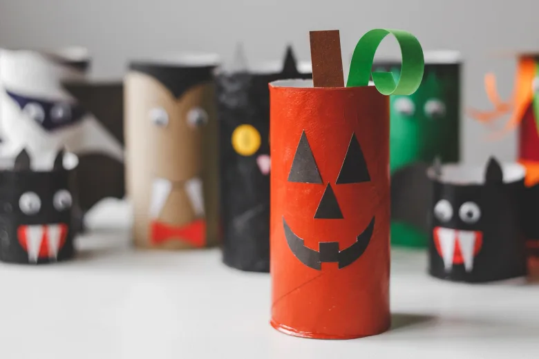 Un rouleau vide de papier hygiénique a été transformé en citrouille d'Halloween.