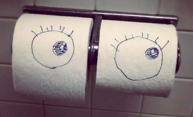 Deux yeux sont dessinés sur deux rouleaux de papier hygiénique.