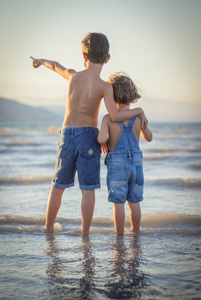 2 boys pointing