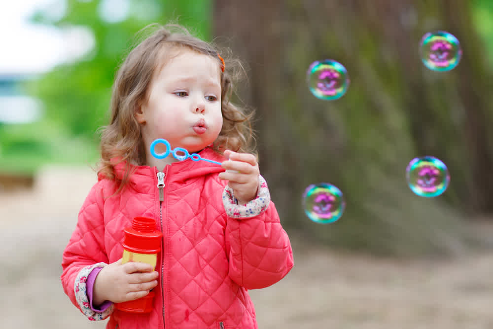 Boost your baby's development by blowing bubbles | Nubabi