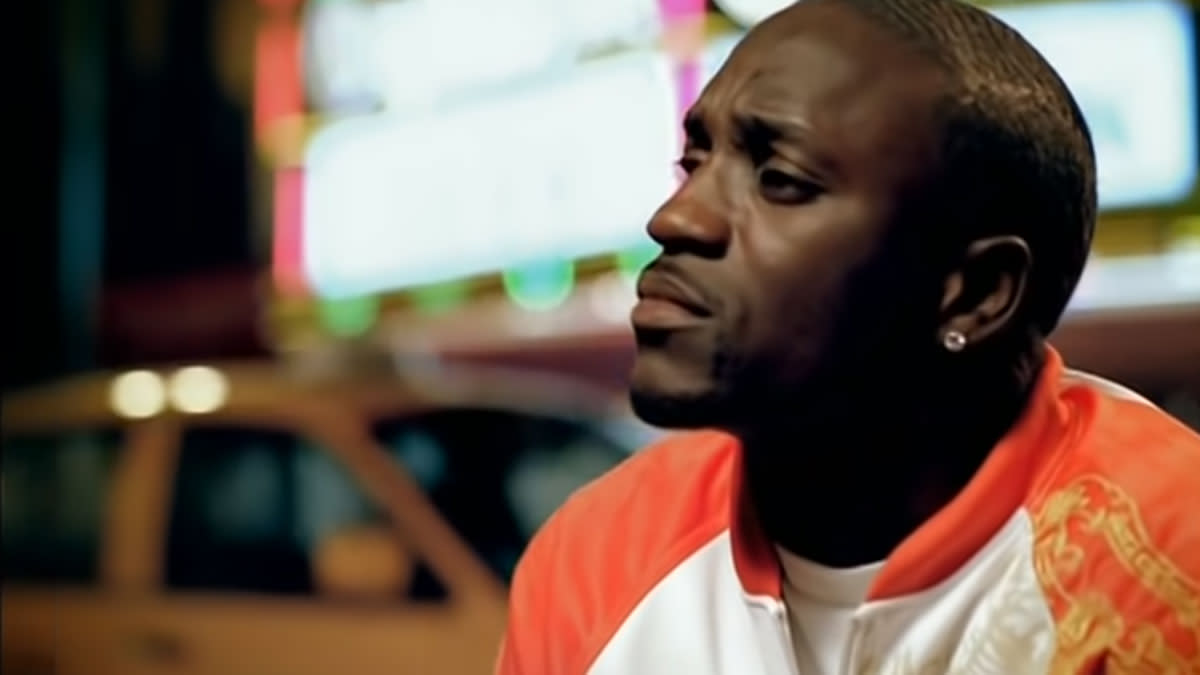 Akon in de videoclip van Lonely.