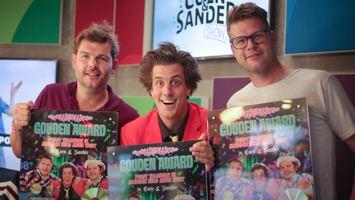 Coen, Sander en Snollebollekes ontvangen een gouden plaat voor het nummer Feest Waarvan Ik Morgen Niks Meer Weet.