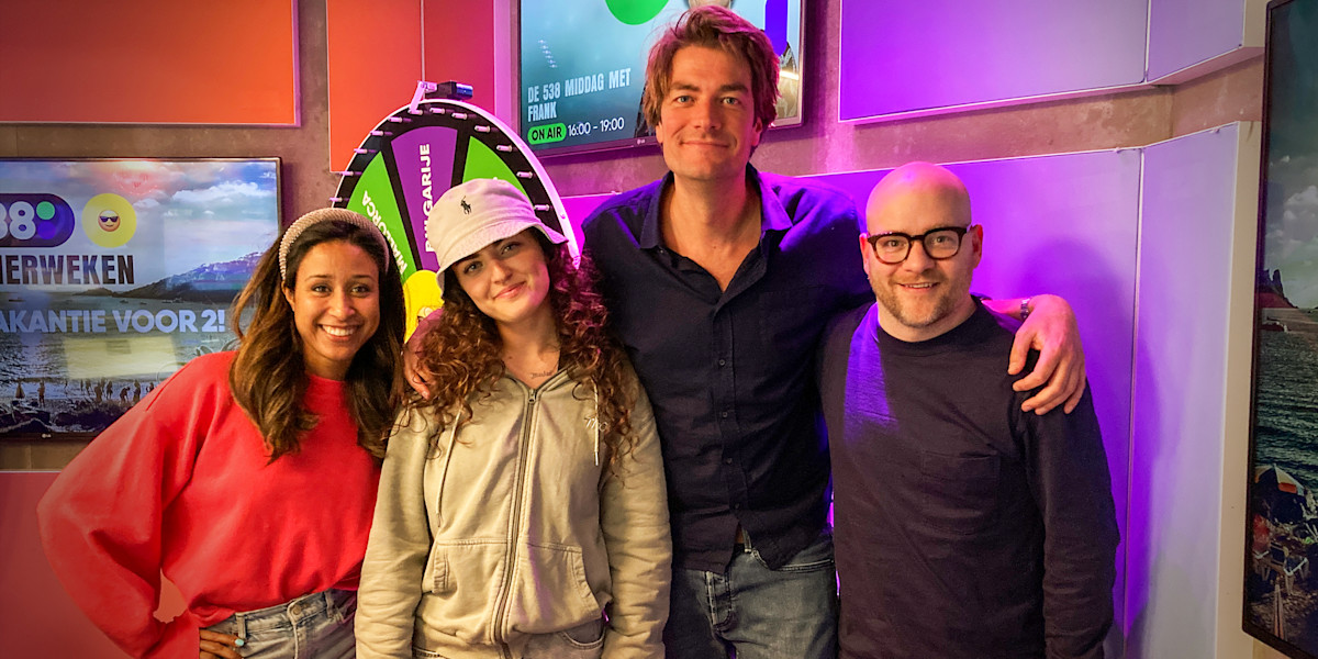Isabel Usher doet haar viral hit Ik Kom Weer Thuis live! Radio 538