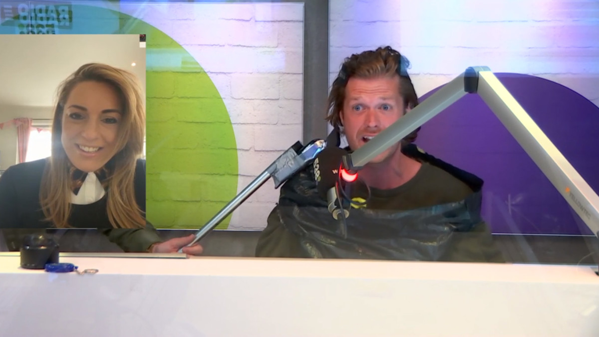 Wietze de Jager laat z'n haar knippen door Chris Bergström op Radio 538.
