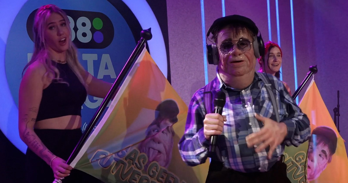 Wie zit er achter het masker van Boer Harm van Brommers Kieken? 🛵💨 Radio 538 Wie zit er achter het masker van Boer Harm van Brommers Kieken? 🛵💨 Radio 538
