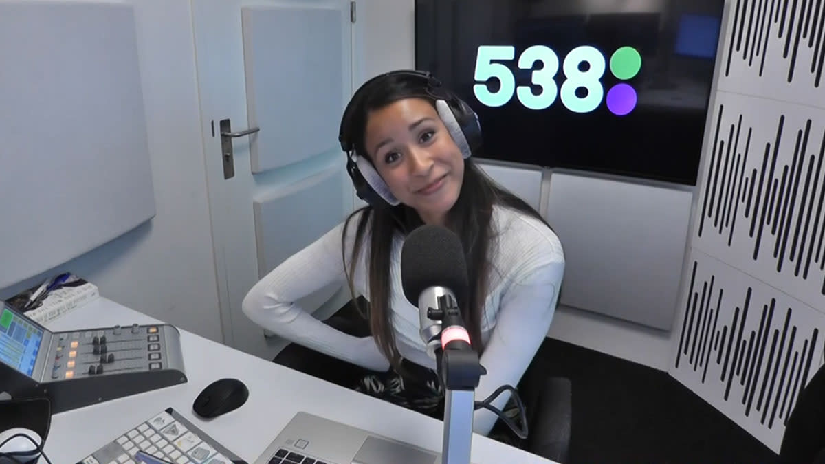 Airen Mylene in de nieuwsstudio van Radio 538.