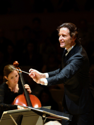 Gustavo Gimeno Conducts Firebird-Z7-1-1085 (@Stuart Lowe) (1)