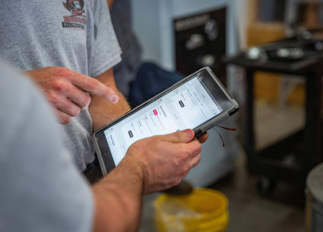 How to Create an Electrical Invoice (With Tips)