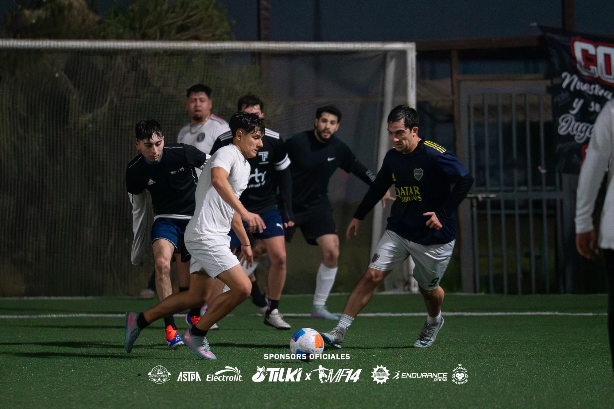 Partido nocturno en la cancha