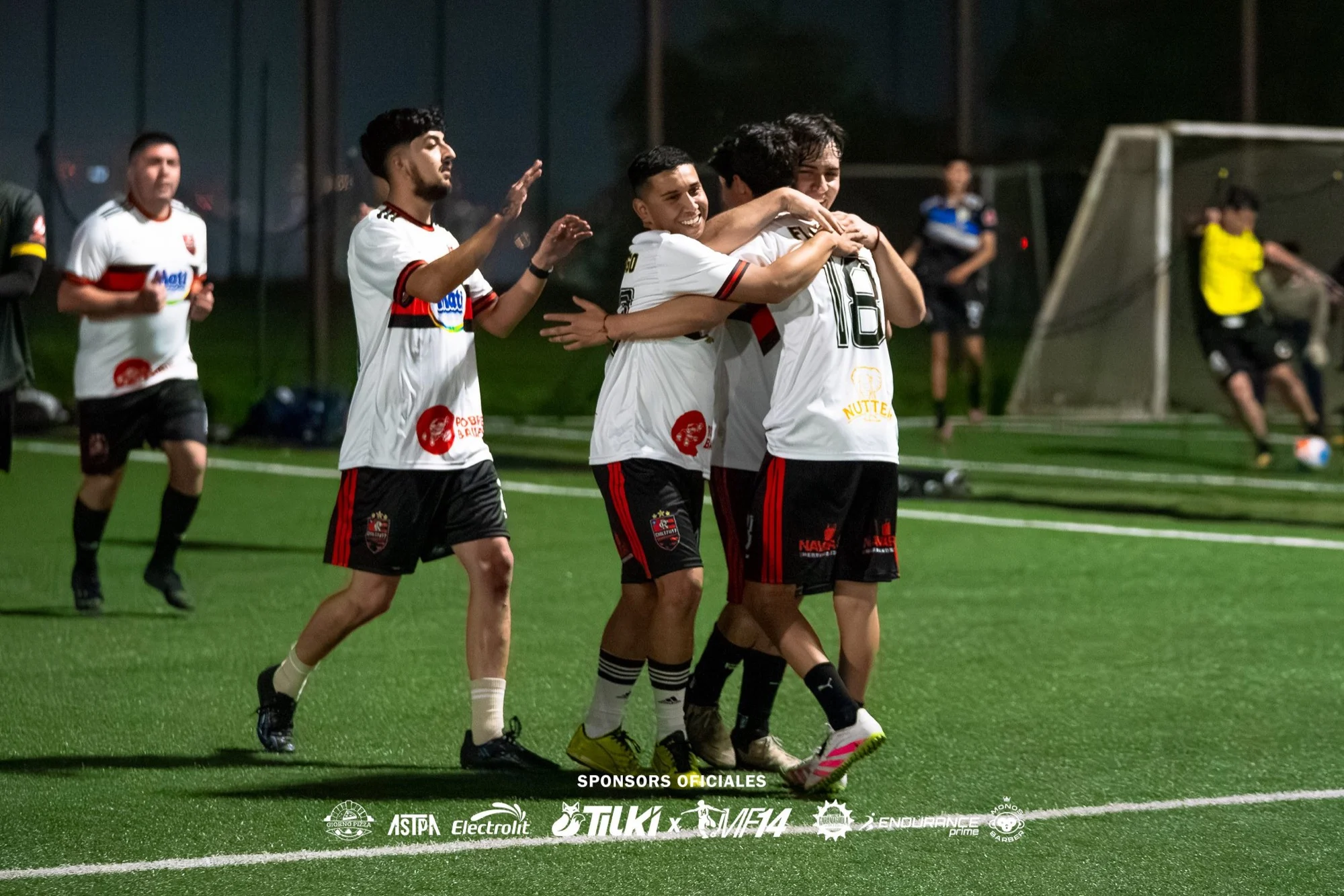 Jugadores festejando un gol