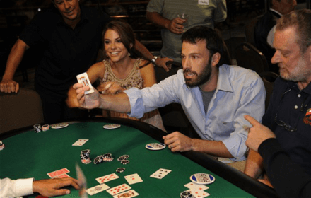 BEN AFFLECK AL CASINO: BATMAN CALA LA MASCHERA