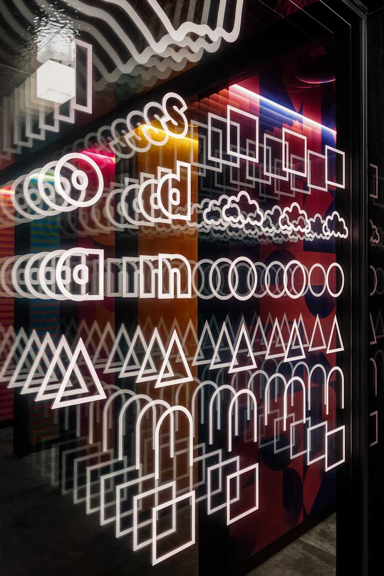 Bar restaurant Carbon Brew Taproom toilet backdrop