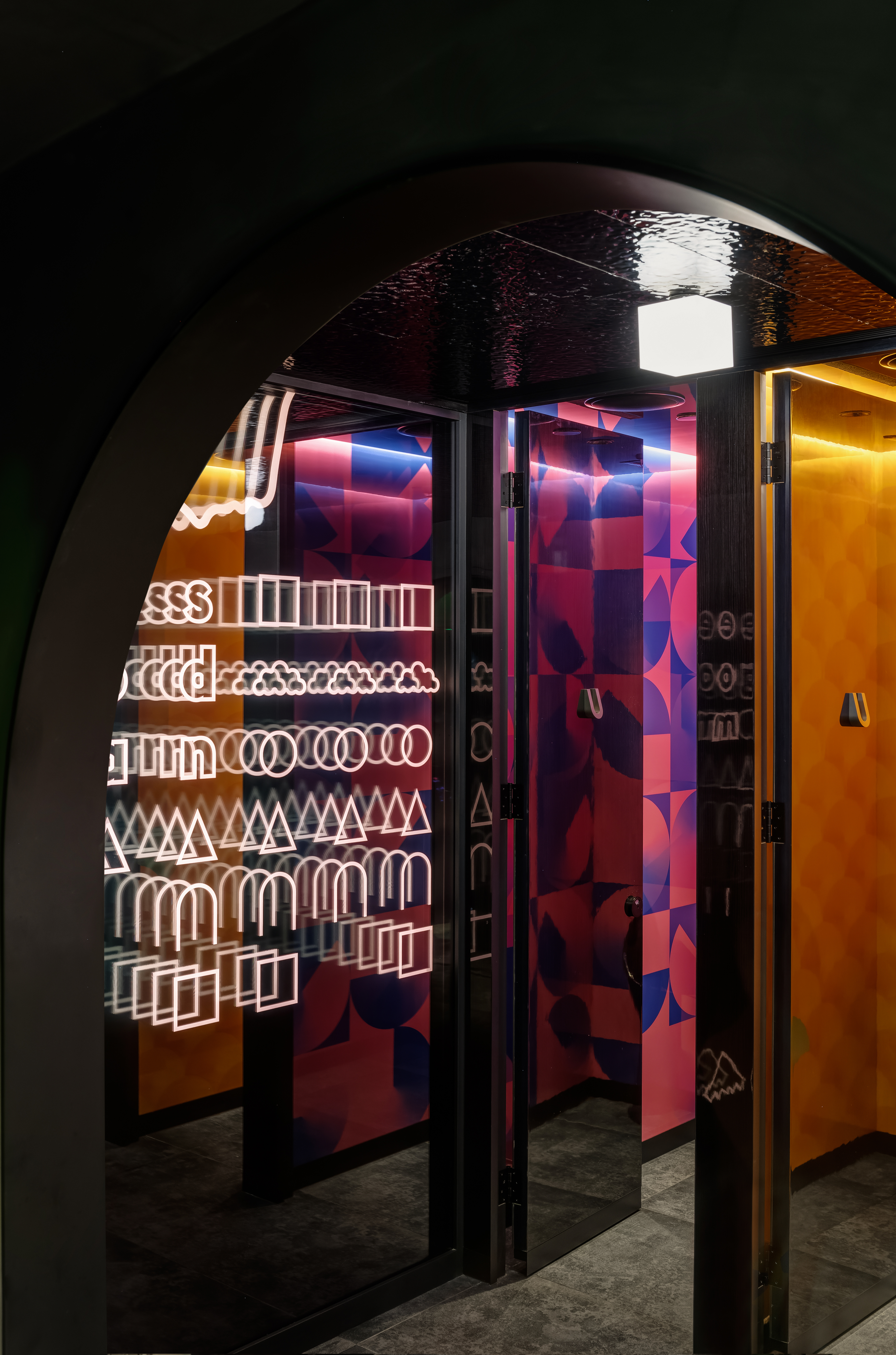 Bar restaurant Carbon Brews Taproom toilet wall