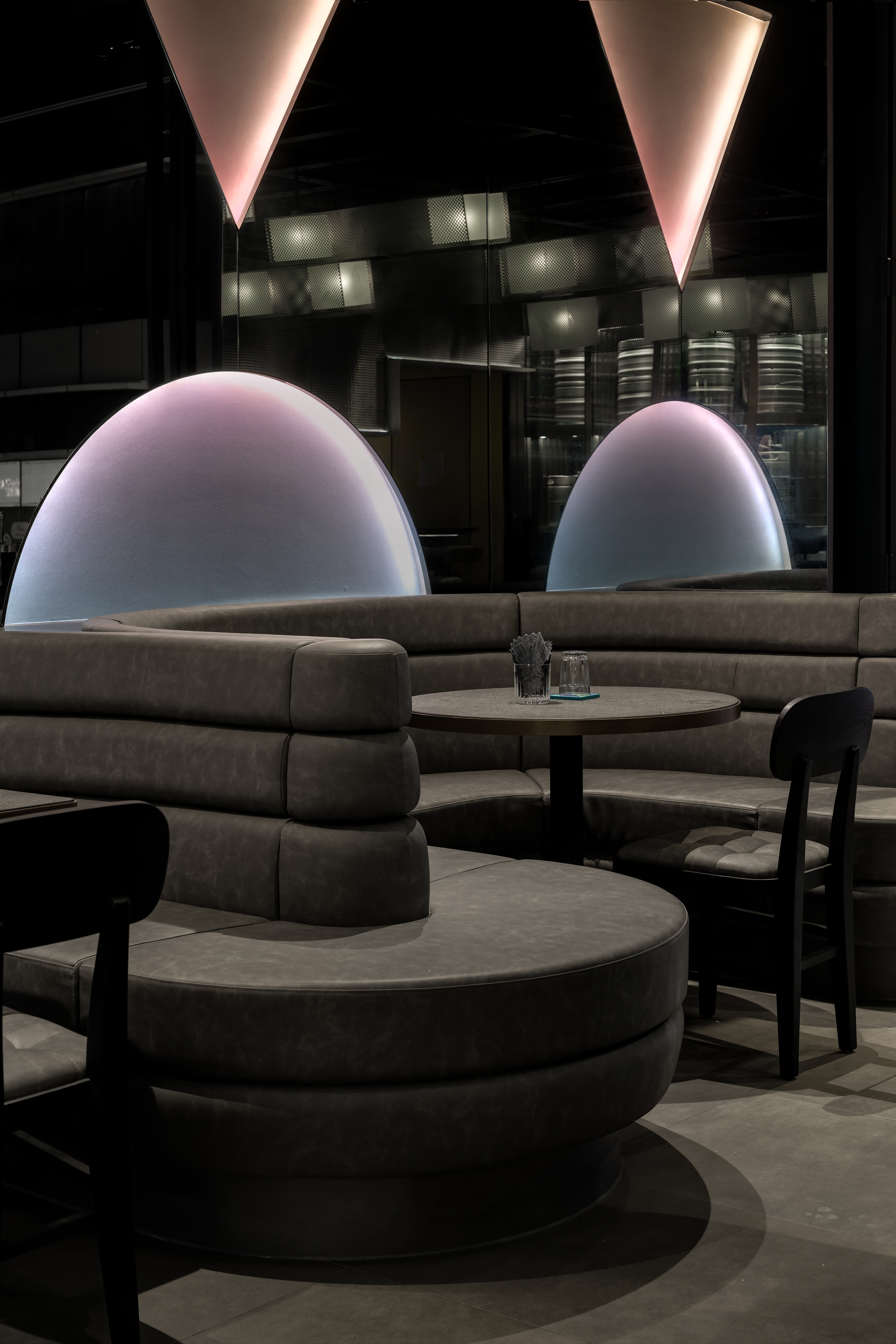 Bar restaurant Carbon Brew Taproom bench seating