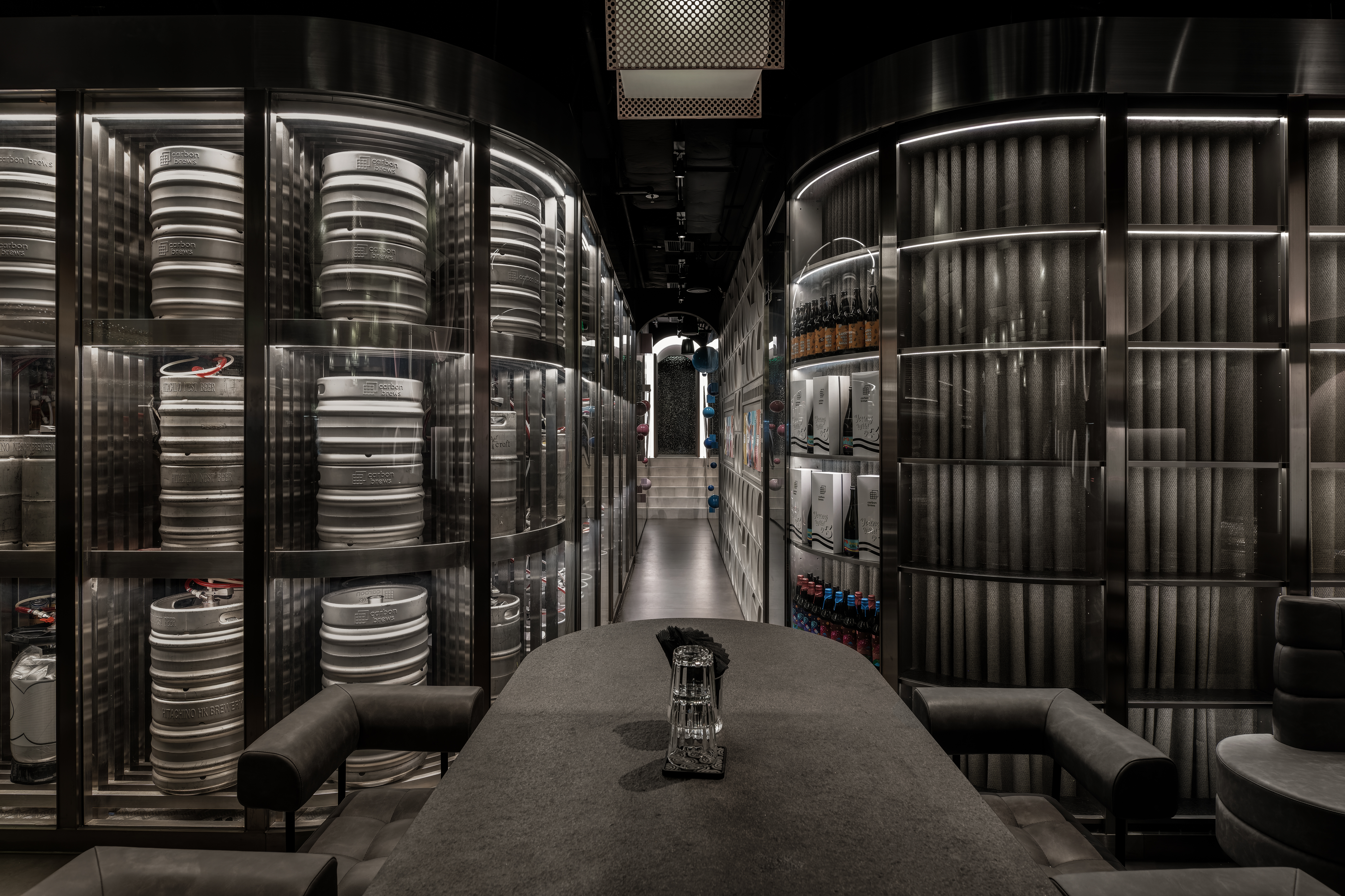 Bar restaurant Carbon Brews Taproom corridor