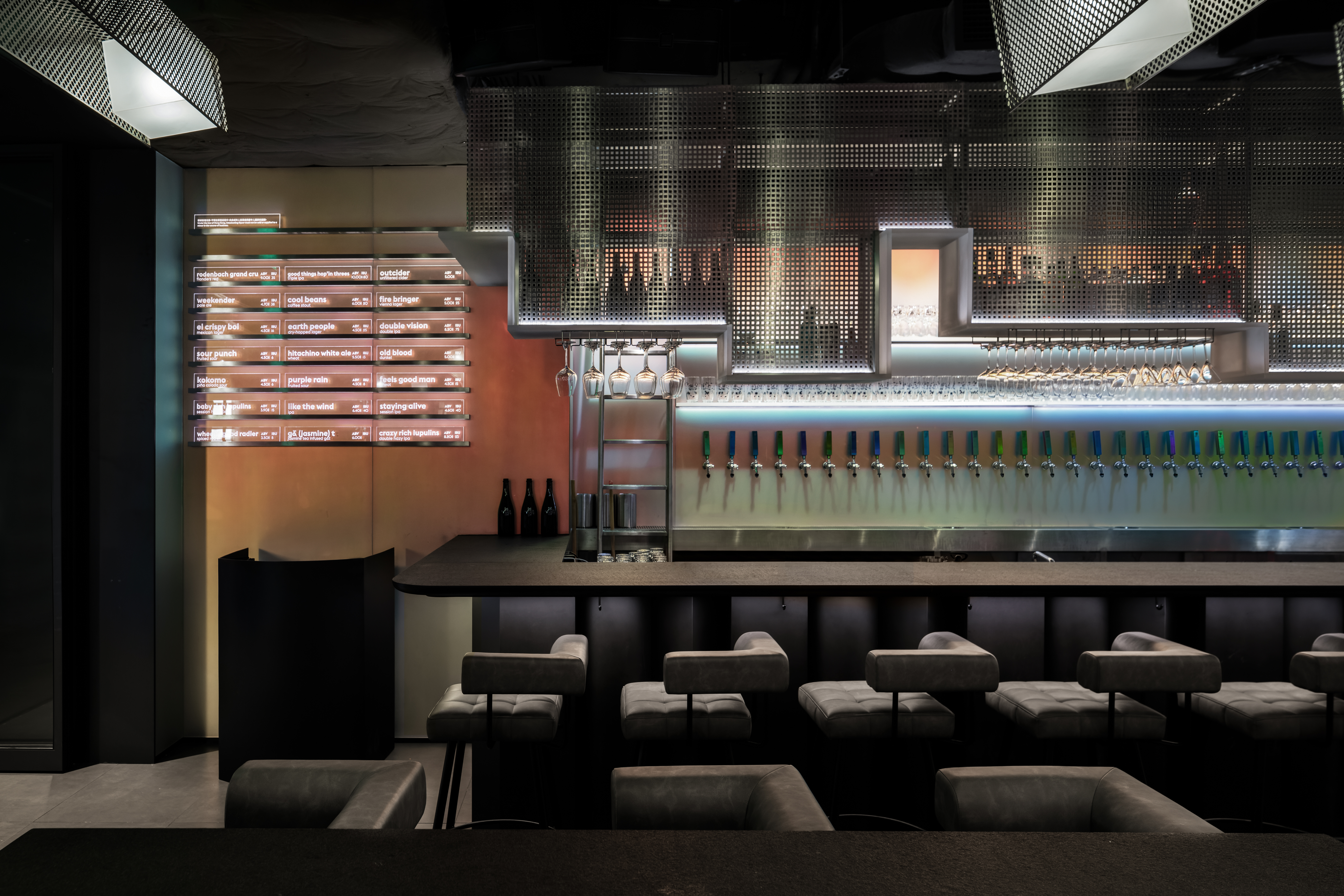 Bar restaurant Carbon Brew Taproom bar table