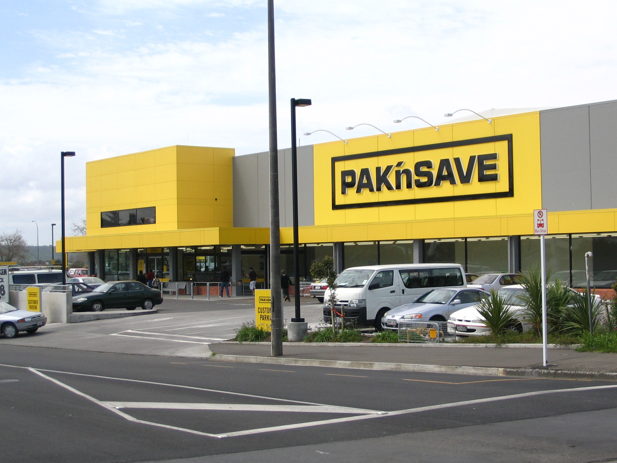 Pak'n Save exterior and parking lot.