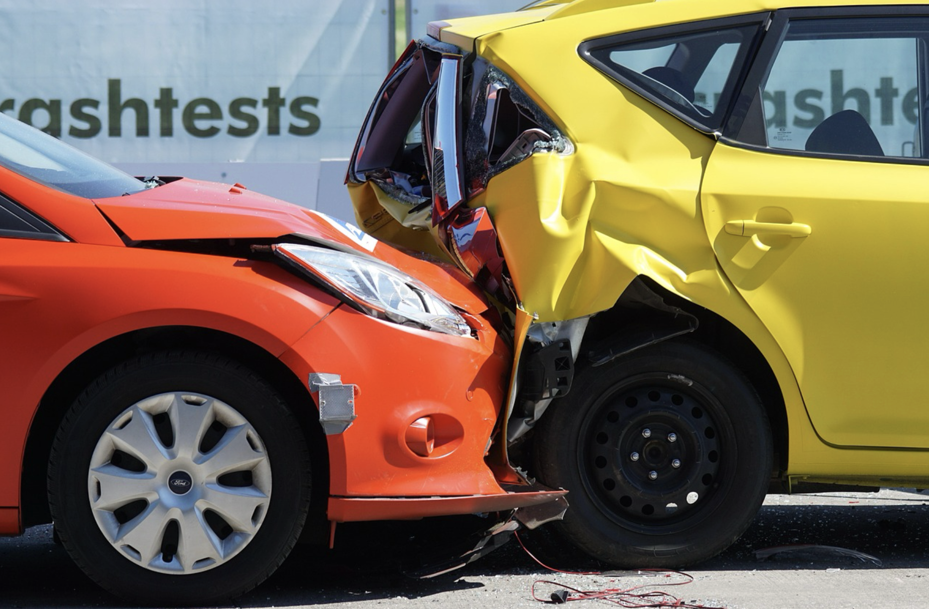 Car crash scene illustrating the importance of comprehensive car insurance coverage