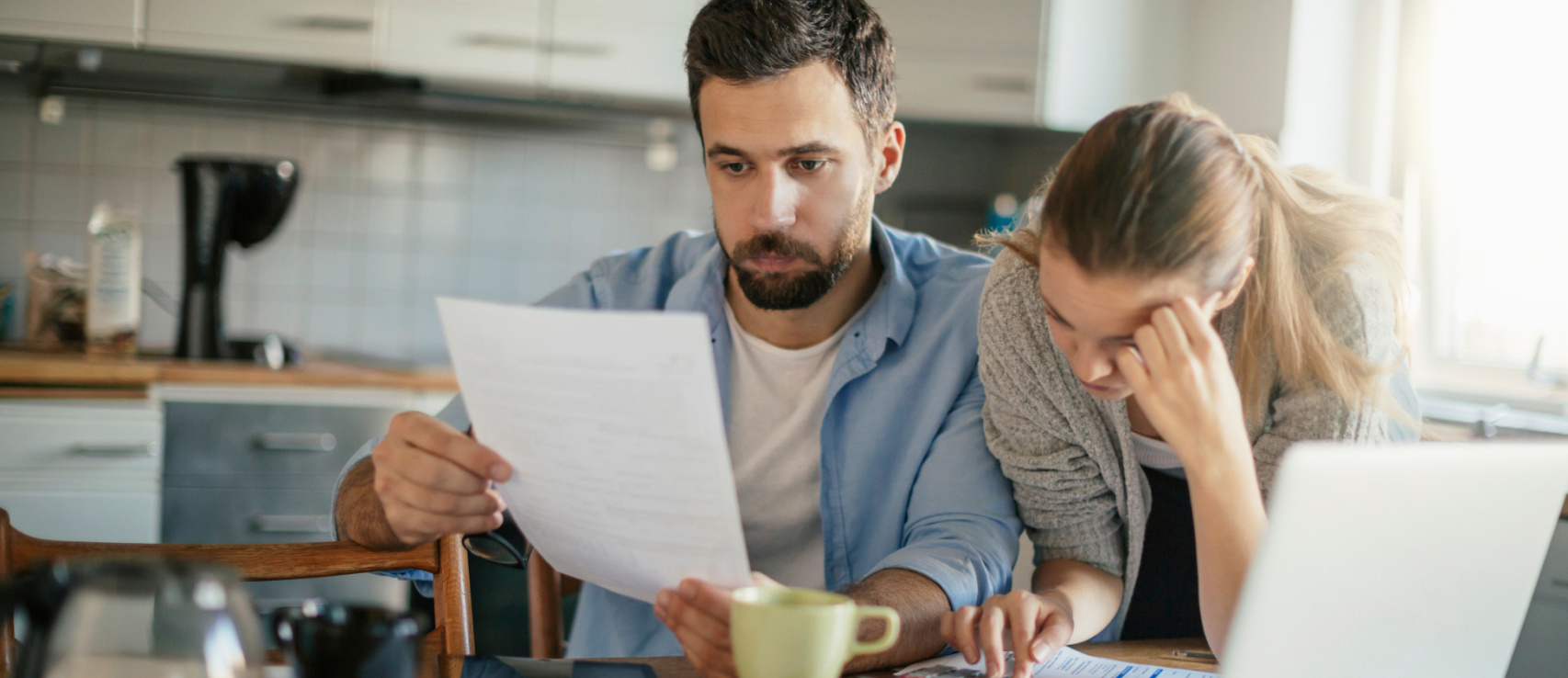 Photo of a man and woman struggling to budget, used in a best budgeting apps guide by Quashed for New Zealanders in 2026.