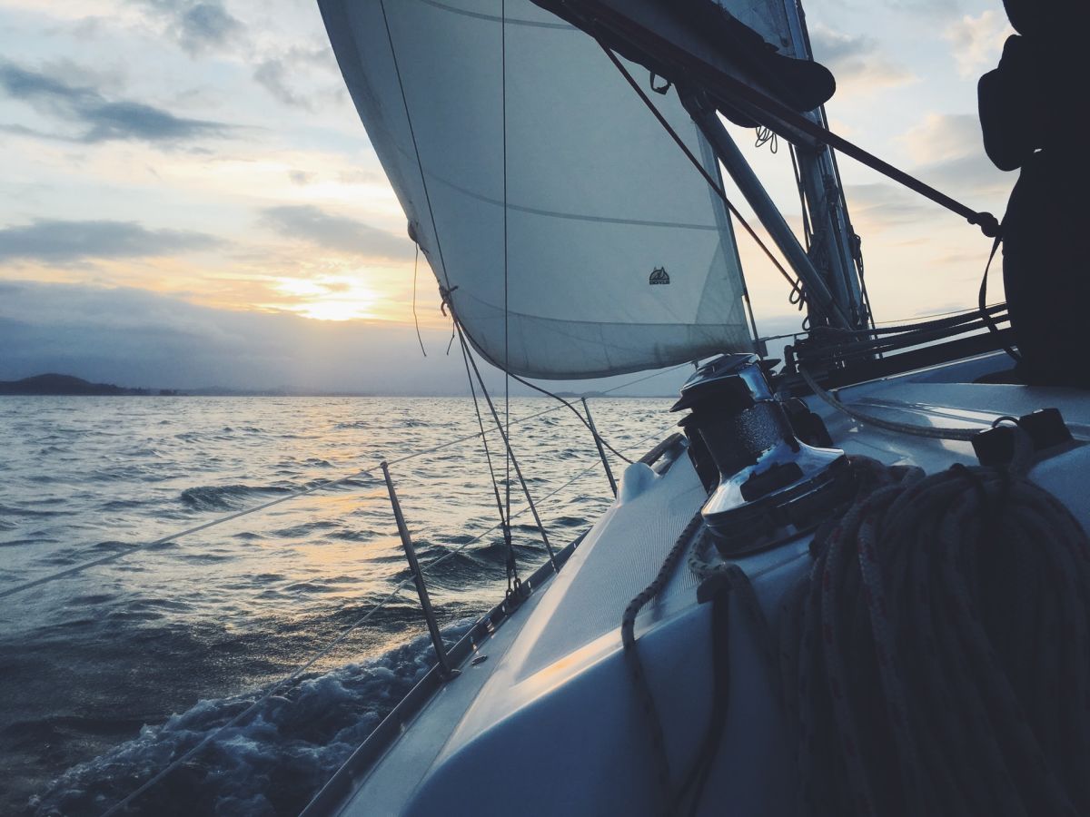 artem-verbo-sailing-boat-unsplash