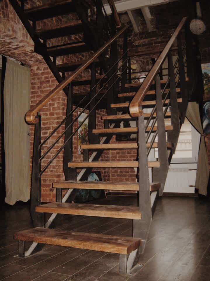 Лестница на металлическом косоуре с металлическими ограждениями