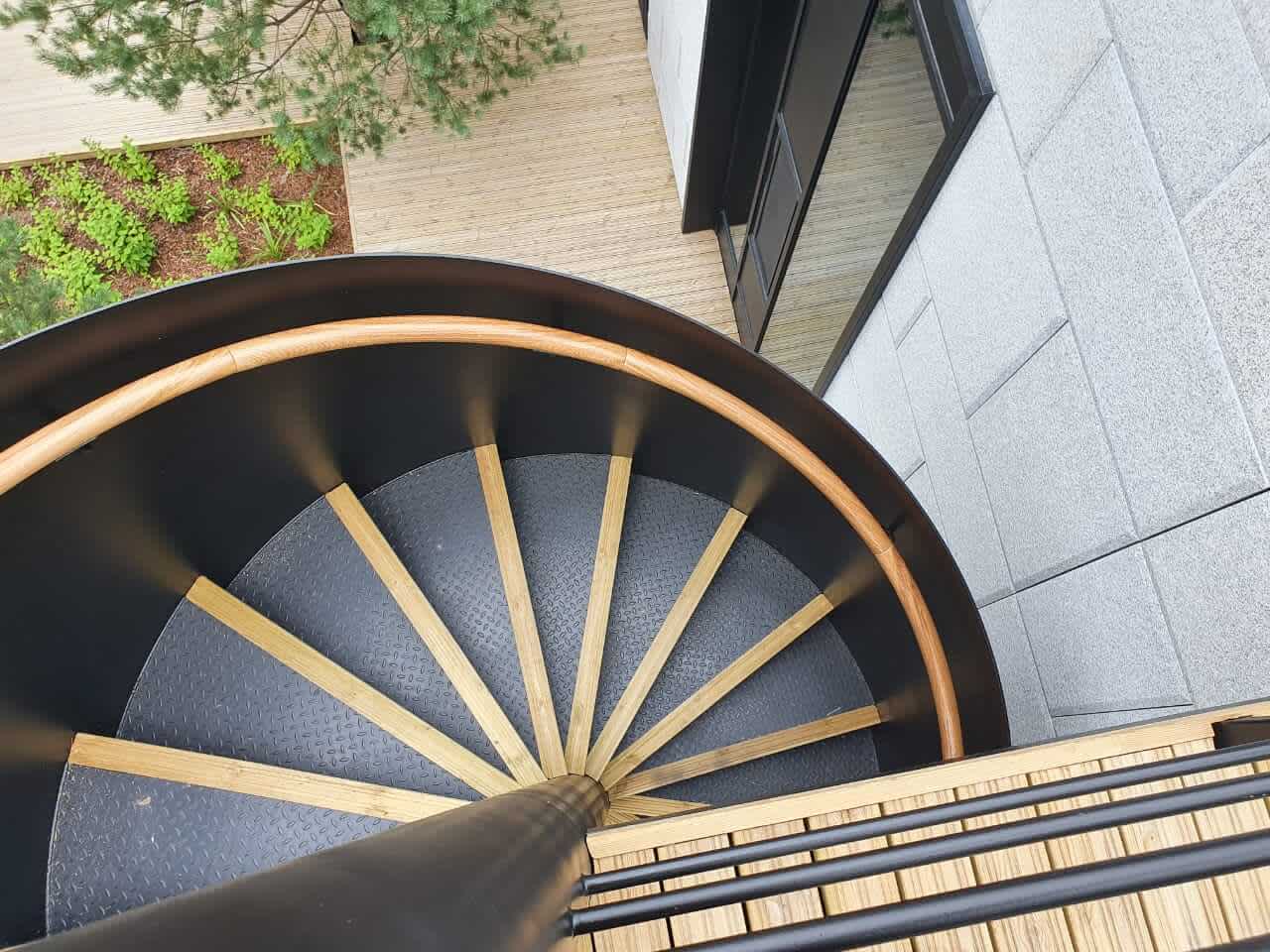 Поручень деревянный для винтовой лестницы на металле