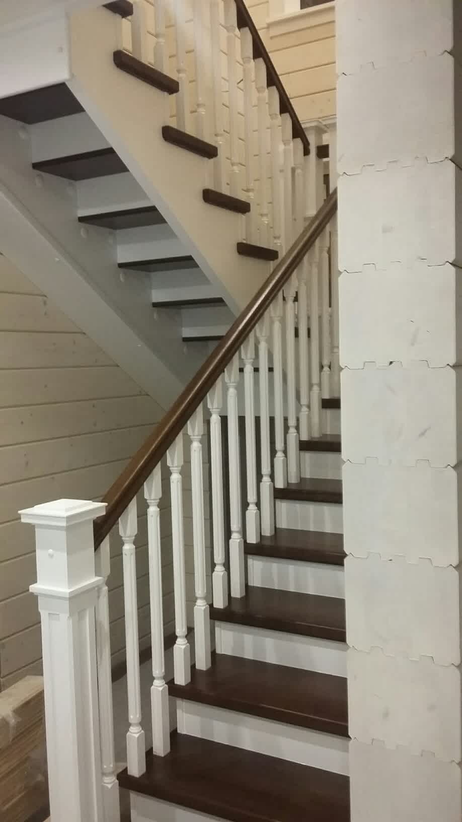 Лестница из массива сосны с дубовыми ступенями