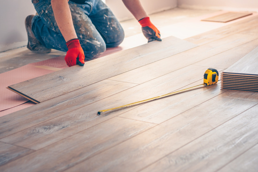 Hardwood vs. Laminate: Key Differences in the Flooring Types - 2022 -  MasterClass