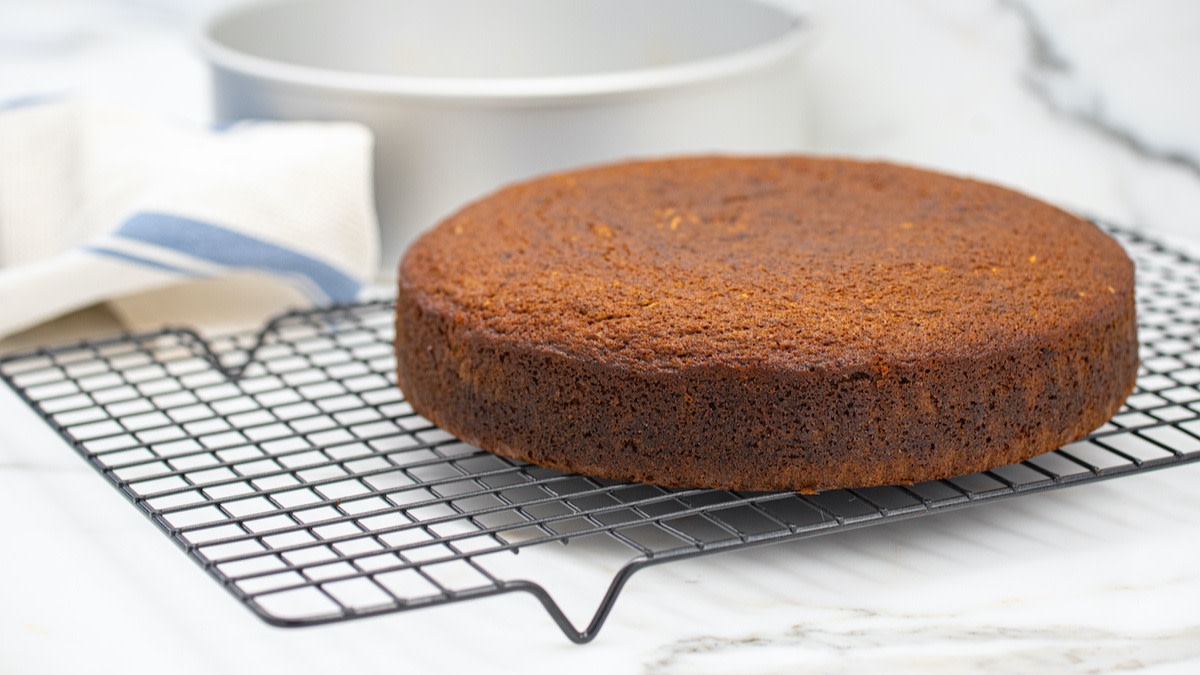 How do you move a cake from a pan to a plate?