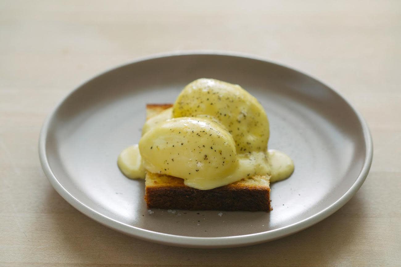 Poached eggs with hollandaise sauce on bread