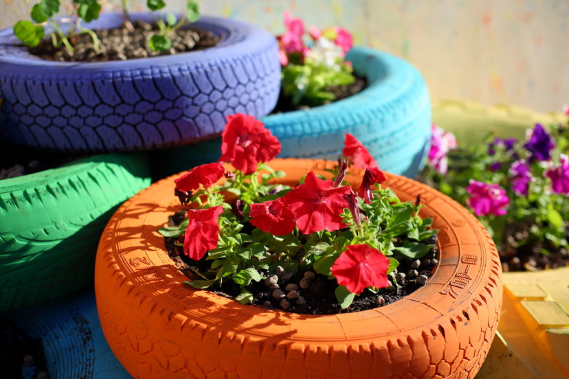 4 Tire Garden Ideas for Your Yard: How to Use Tires as Planters - 2024 ...