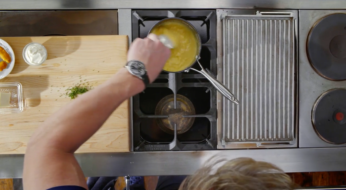 Gordon Ramsay stirring scrambled eggs on stove