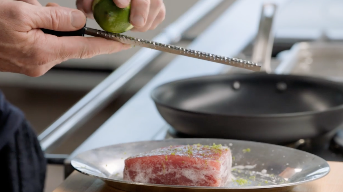 Gordon Ramsay zesting lime onto tuna