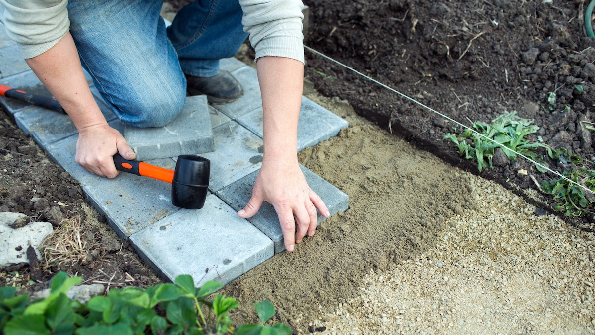 How to lay landscaping stones