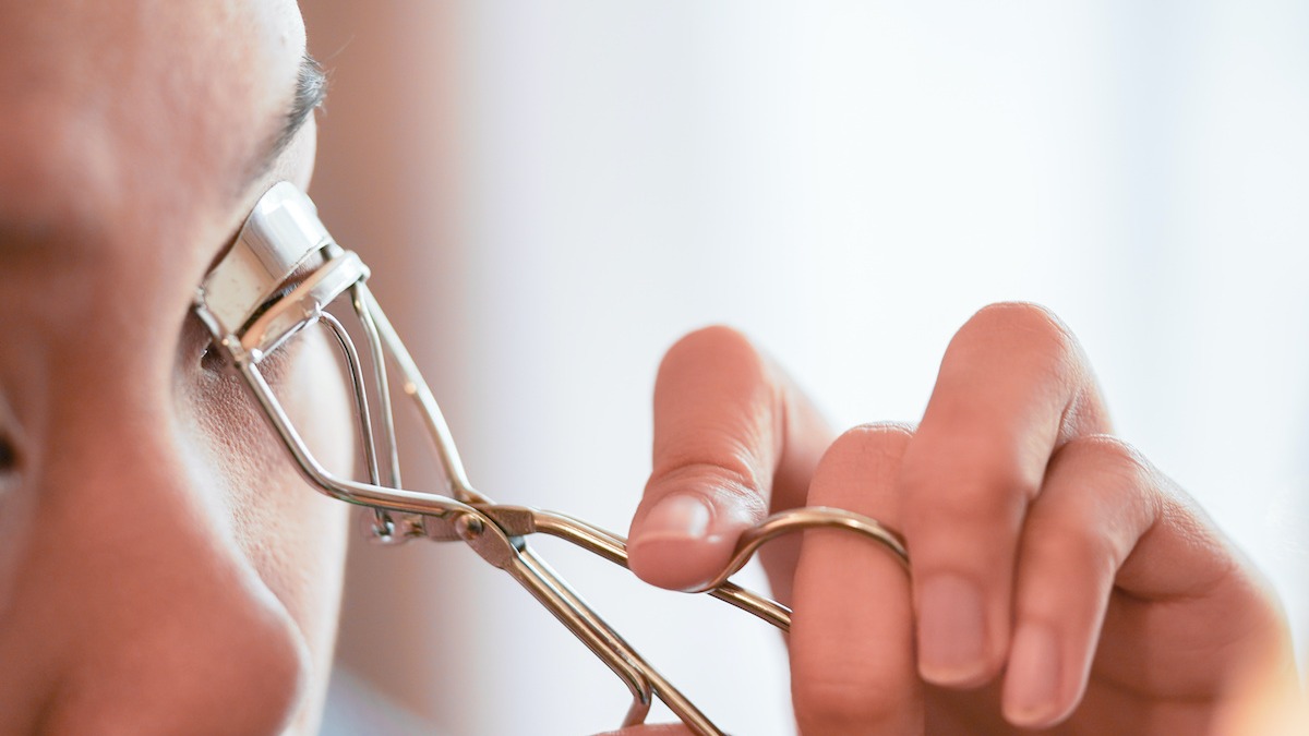 How to Use an Eyelash Curler: 5 Tips for Curling Lashes - 2026
