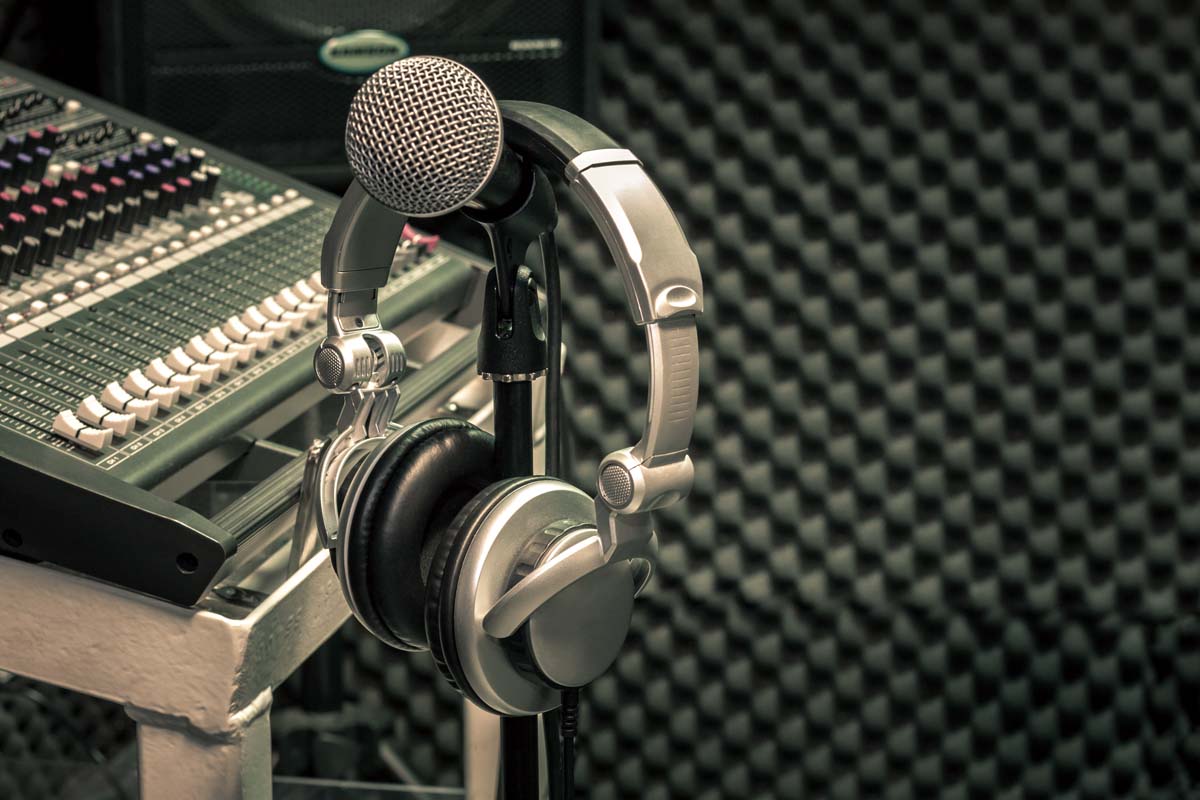 Home Recording Studio 101: 7 Steps for Recording Vocals At Home - 2022 -  MasterClass