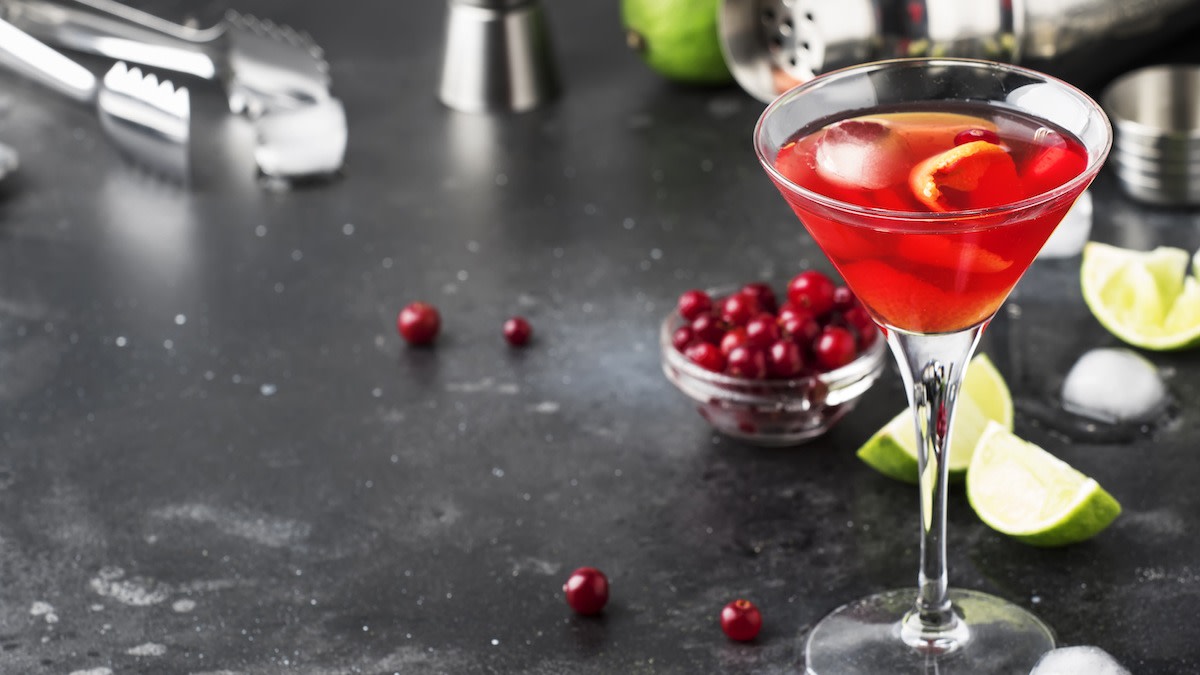 How to Make a Cosmo Cocktail Classic Cosmopolitan Recipe 2022