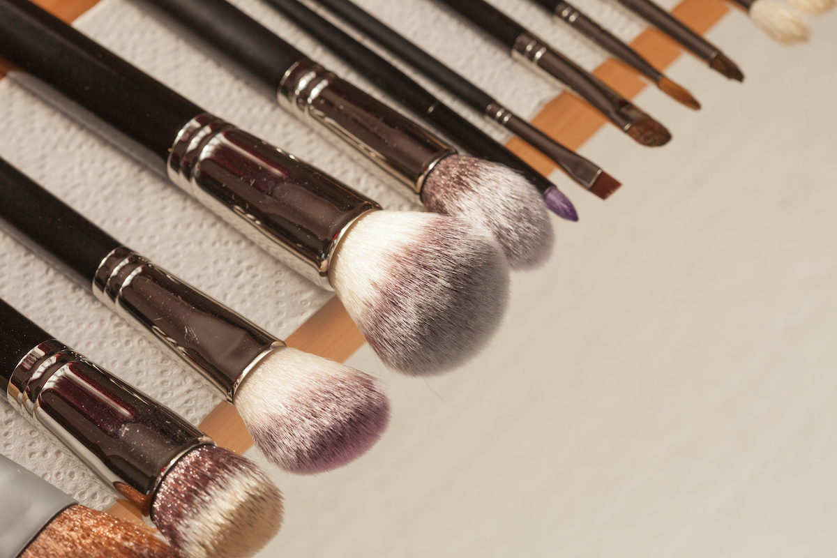 DIY: Make Up Brush Drying Rack  Makeup brushes, Diy makeup, Diy life hacks