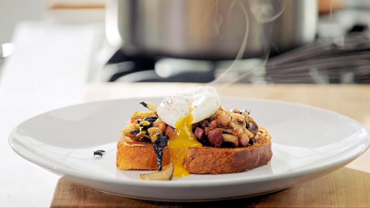 Gordon Ramsay’s Poached Egg Recipe (with Video)