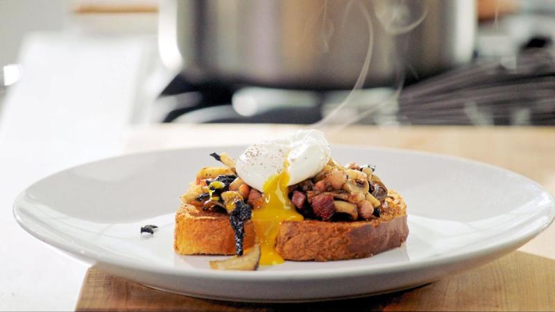 Gordon Ramsayâ€™s Poached Egg Recipe (with Video)