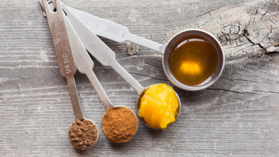 Teaspoons with honey and spices