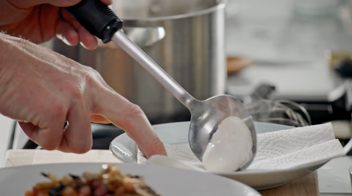 Gordon Ramsay putting poached egg on paper towel