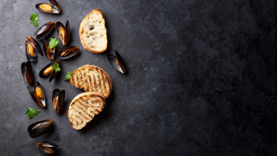 mussels and toasted bread