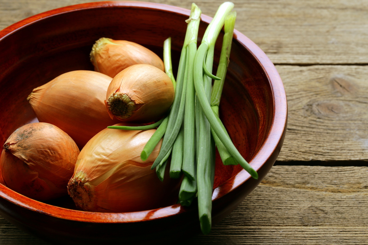 The difference between shallots, green onions, scallions and