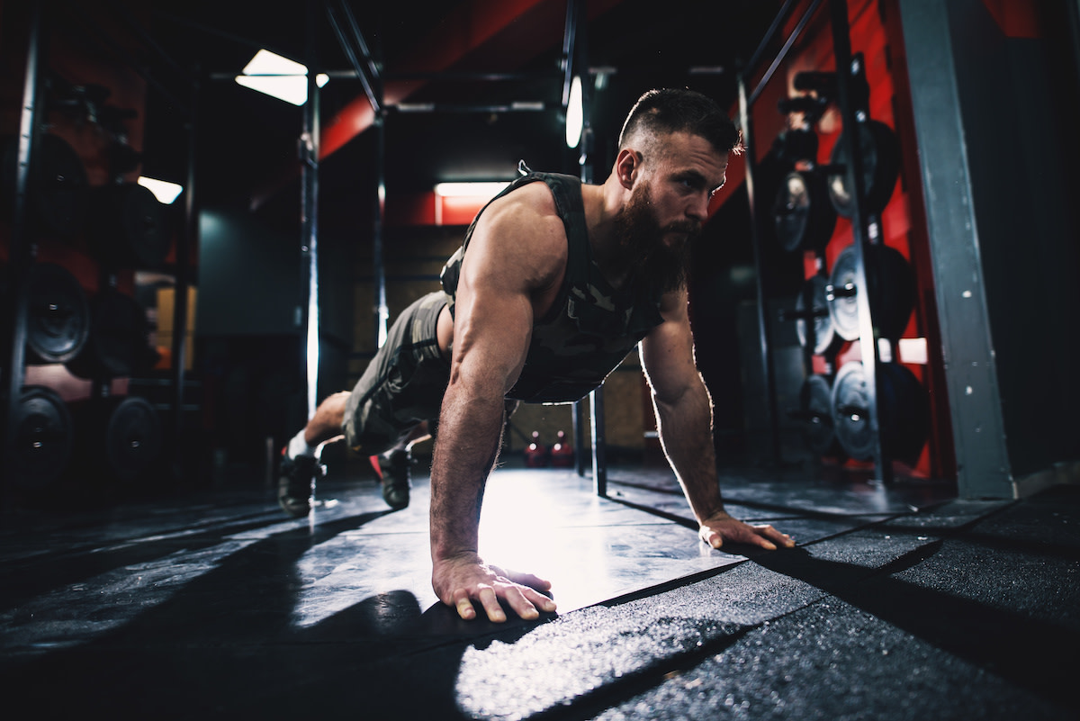 weighted-push-ups-guide-how-to-perform-weighted-push-ups-2022