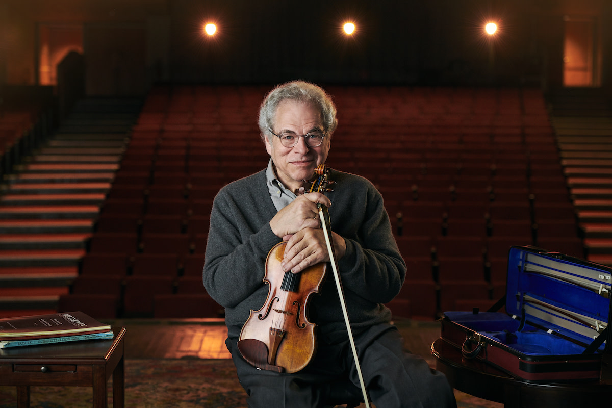  Itzhak Perlman on stage with violin