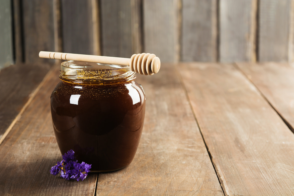 Dark Honey vs. Light Honey: The Benefits of Dark Honey - 2022 - MasterClass