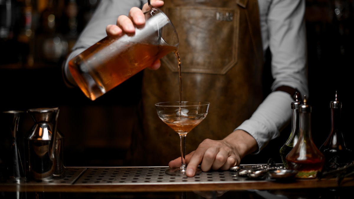 What’s the Difference Between a Mixologist and a Bartender? - 2022 ...