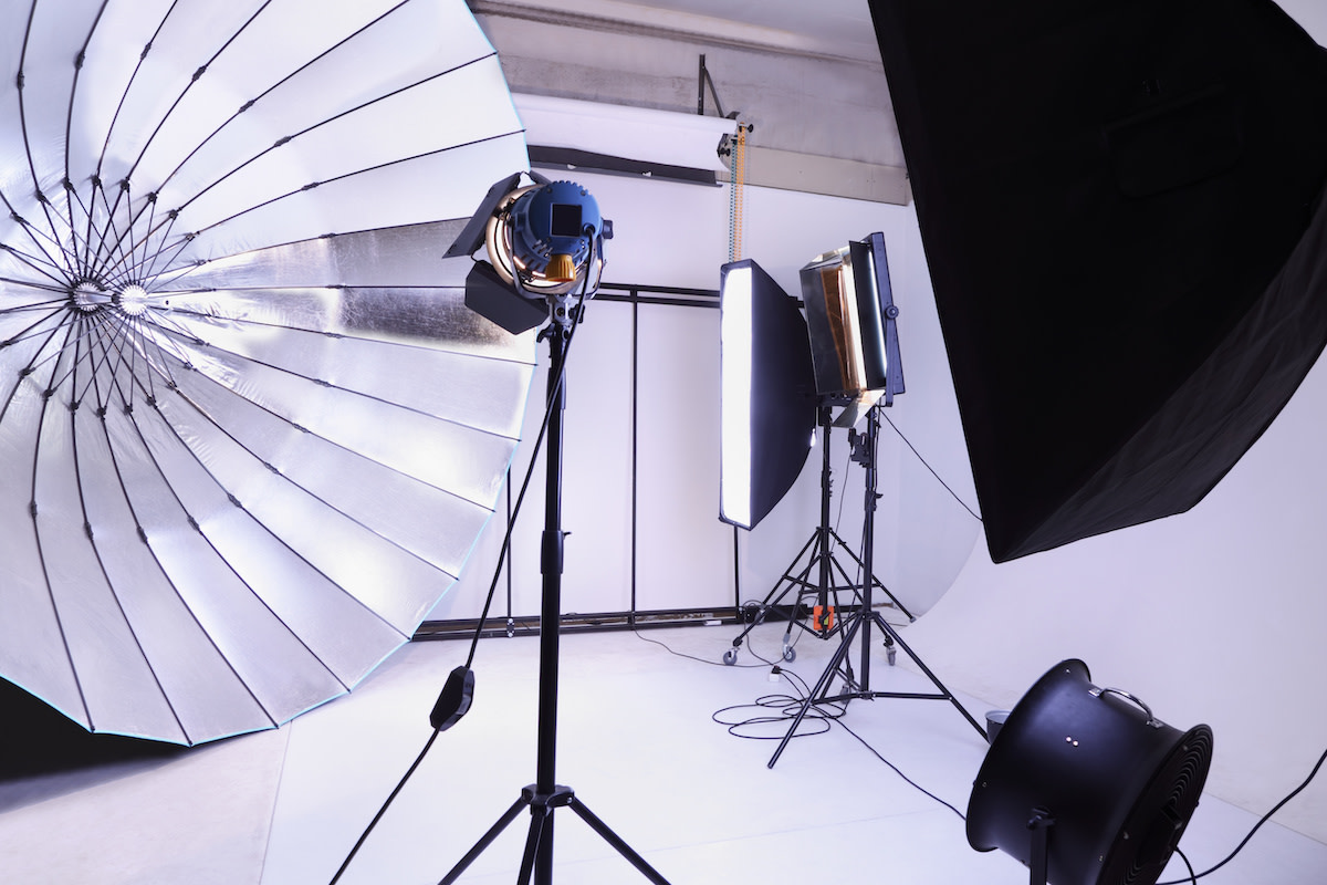 What Are Strobe Lights in Photography? Strobe vs. Speedlights - 2022 ...